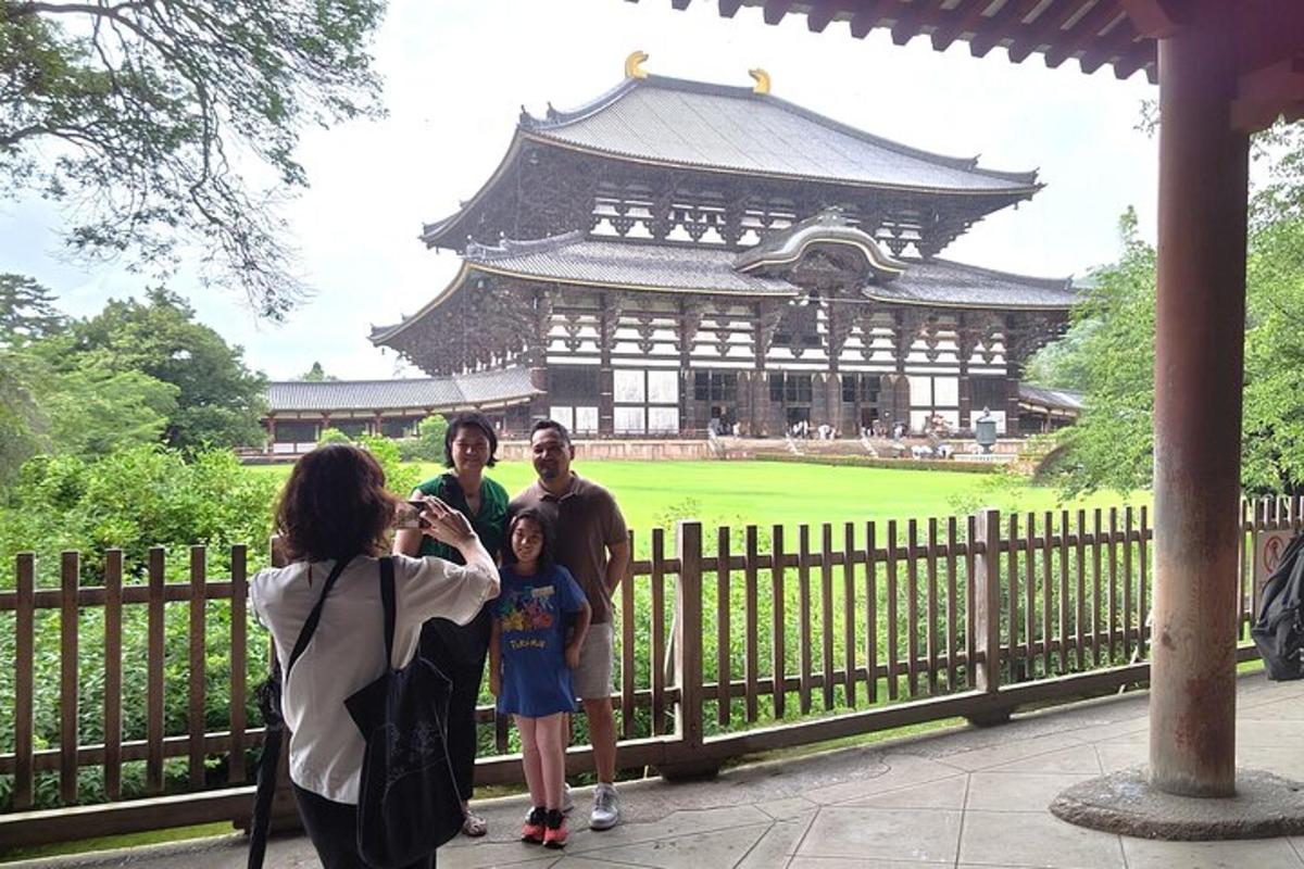 una família fent-se una foto davant d'un edifici