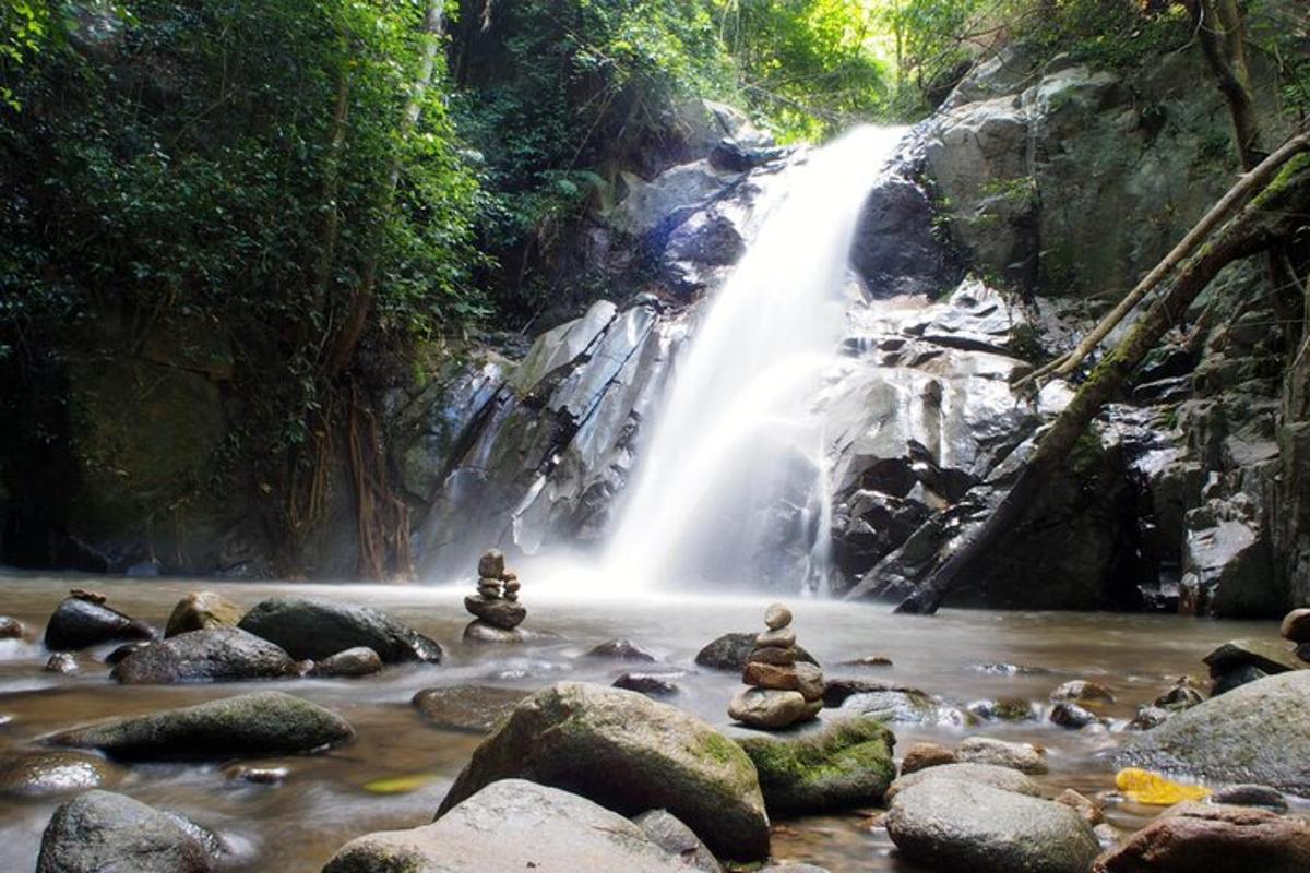 una cascata in mezzo a un fiume con rocce
