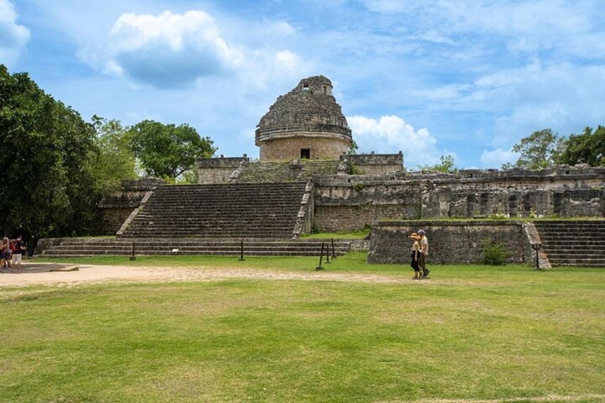 osoba stojící před pyramidou