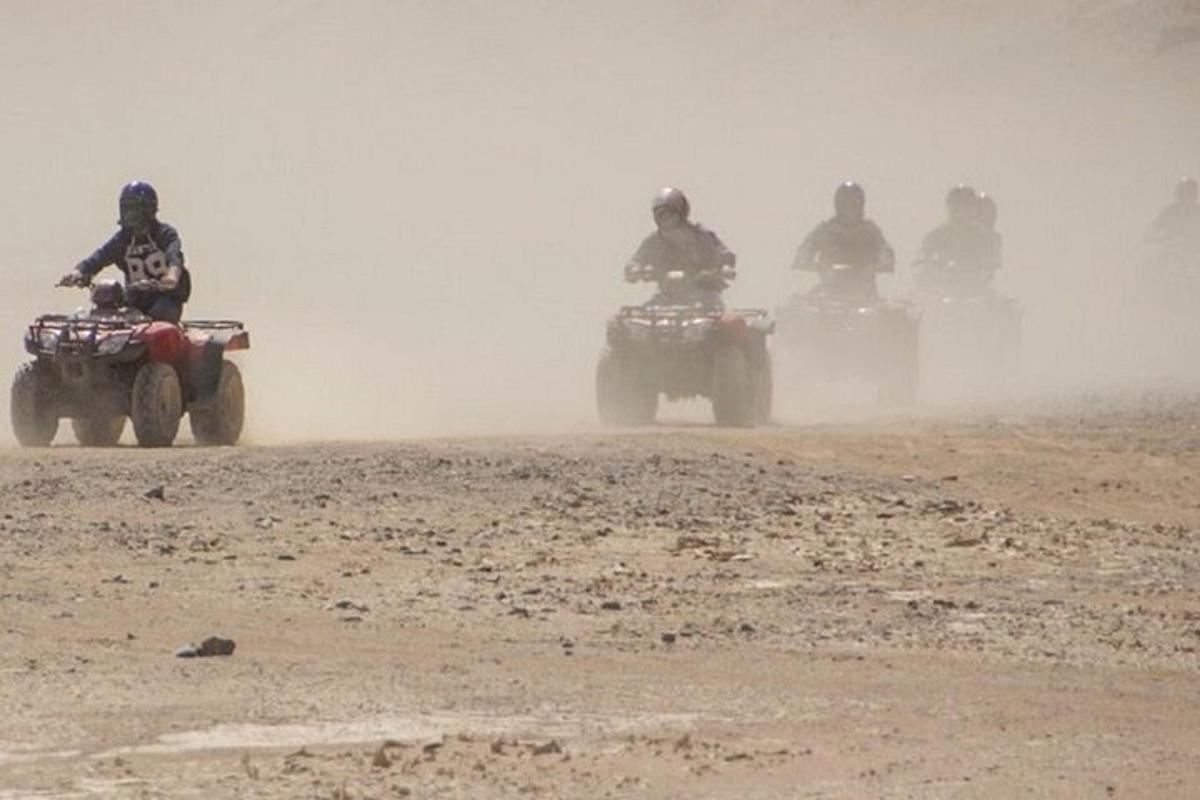 un gruppo di persone in motocicletta nella polvere