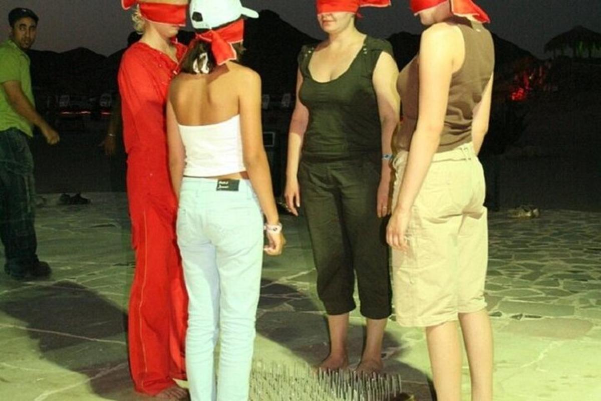 un gruppo di donne in piedi accanto a un uomo in costume