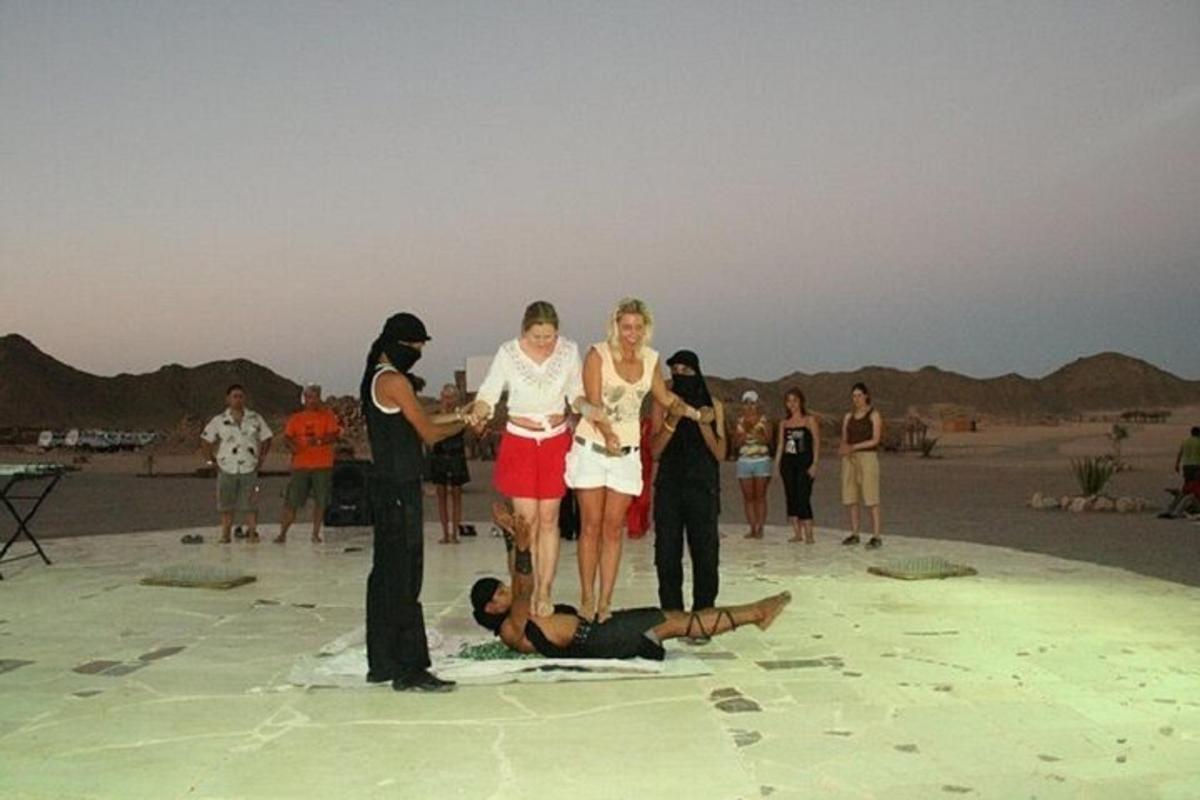 un gruppo di persone in piedi sulla spiaggia