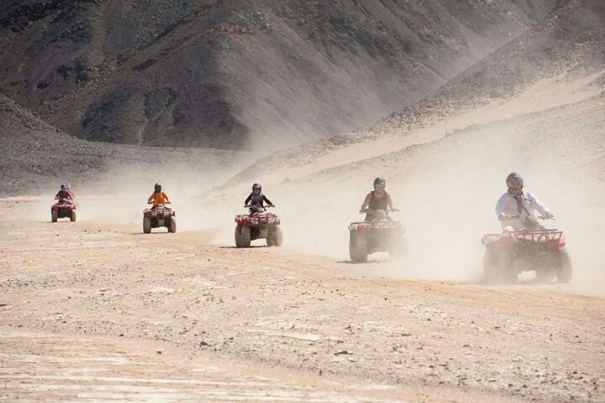 un grup de persones que condueixen motocicletes per un camí de terra