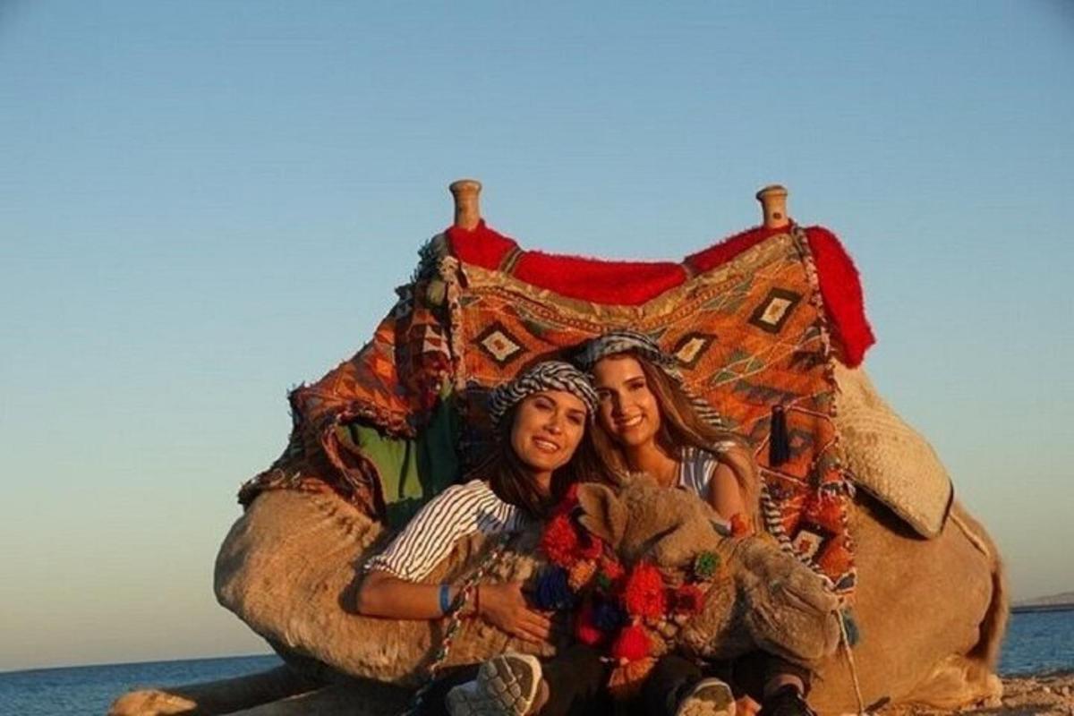 dues dones assegudes en un coixí d'elefant
