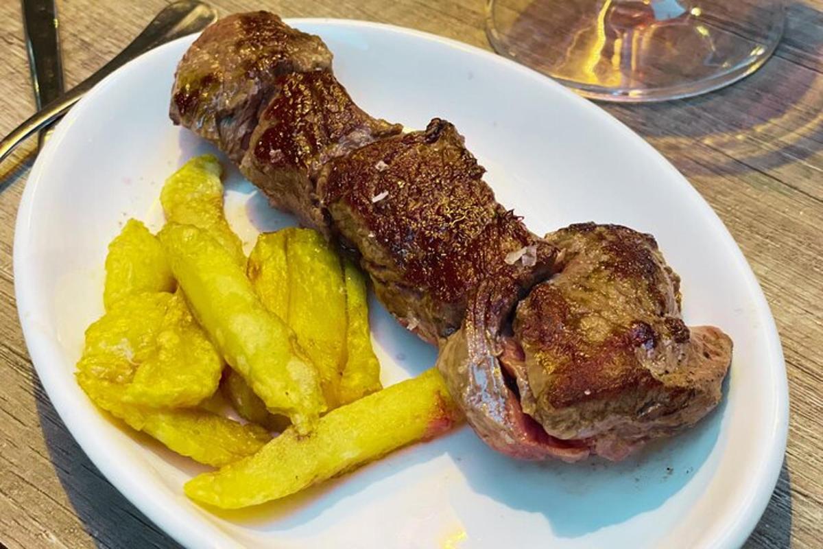 talíř jídla s masem a bramborami na stole