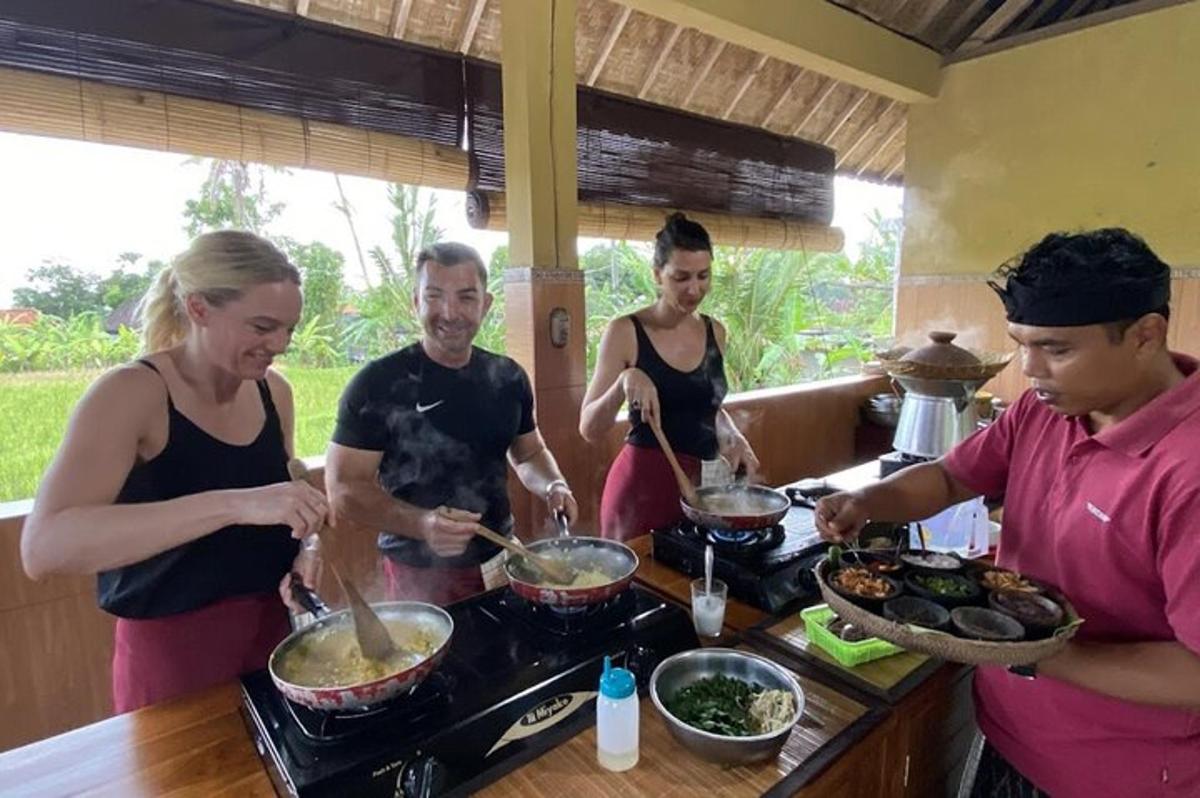 sekumpulan orang yang menyediakan makanan di dapur