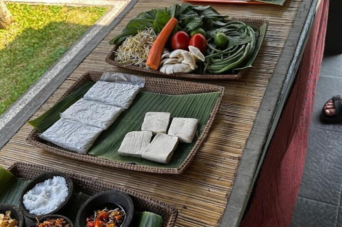 dois pratos de comida em uma mesa com vegetais