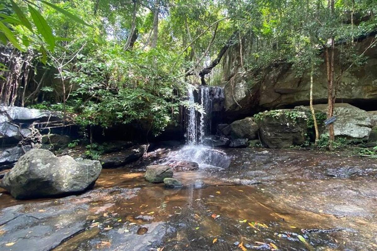 uma cachoeira no meio de um rio com pedras
