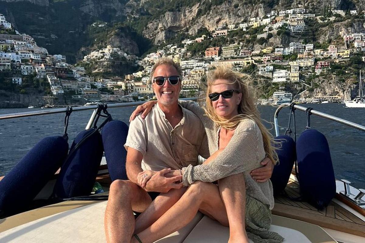 un uomo e una donna seduti su una barca