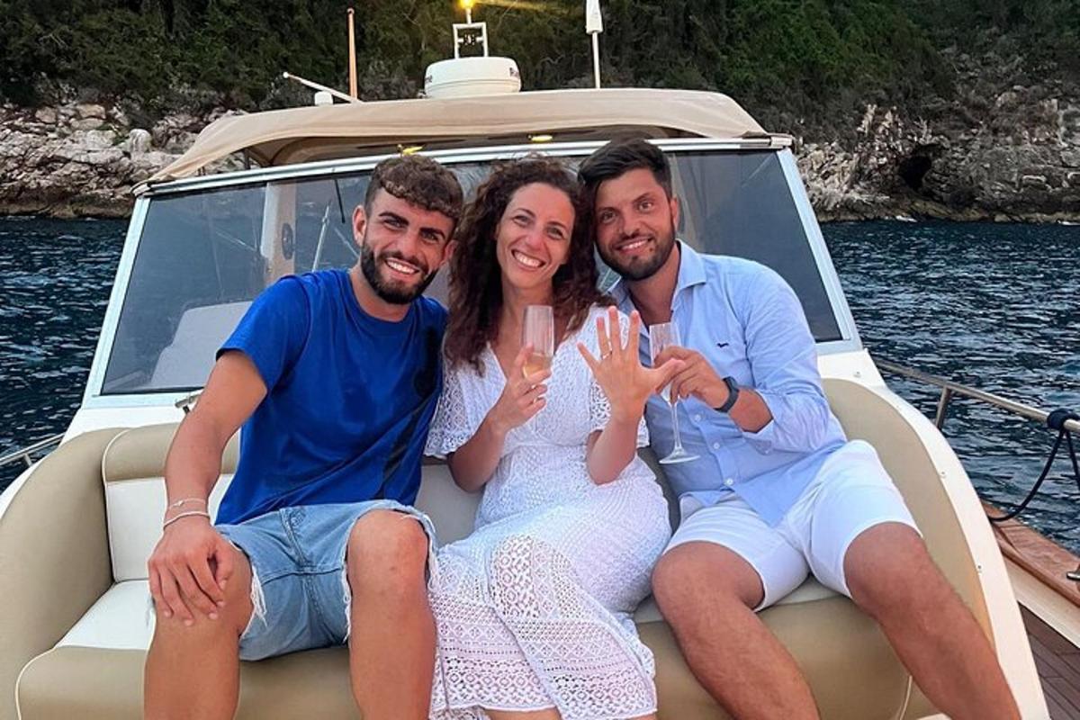 un gruppo di tre persone sedute su una barca