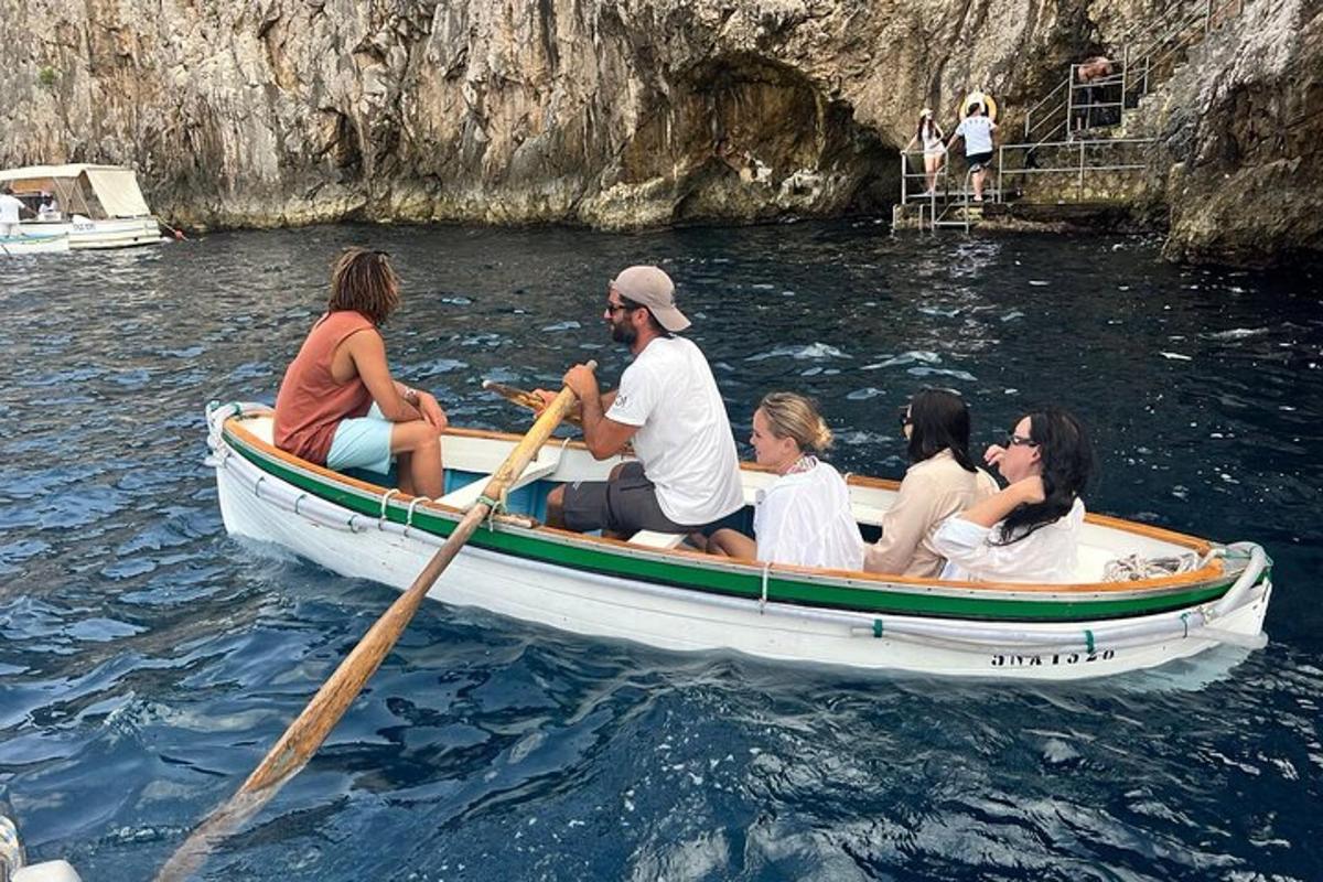 un gruppo di persone su una barca in acqua
