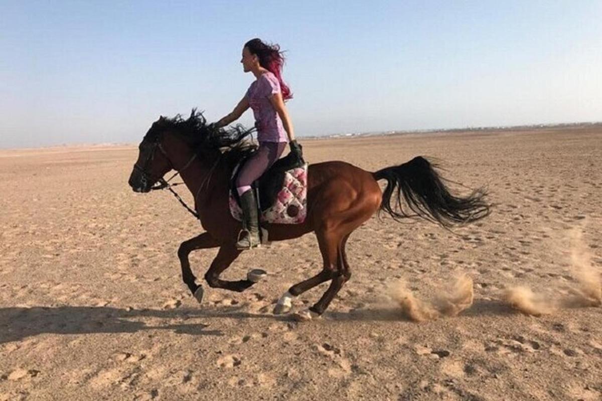 una donna a cavallo nel deserto