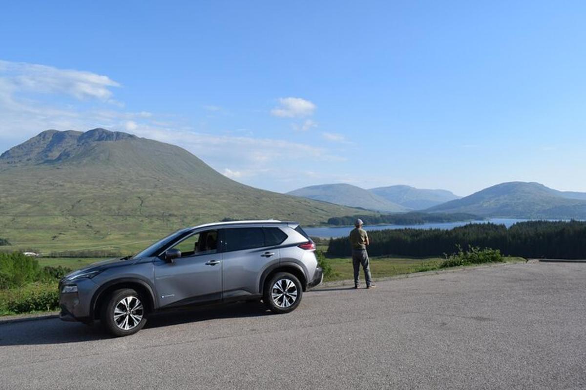 mees seisab teel auto kõrval