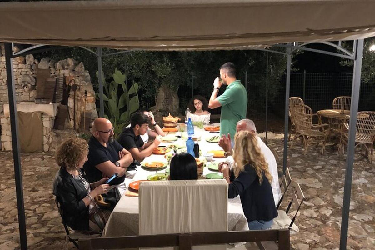 un gruppo di persone sedute attorno a un tavolo che mangiano