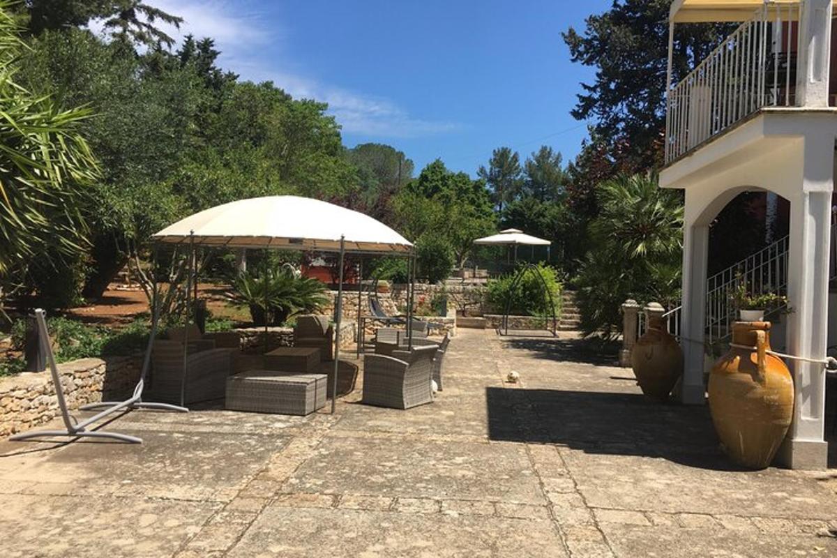 un patio con tavoli, ombrelloni e sedie