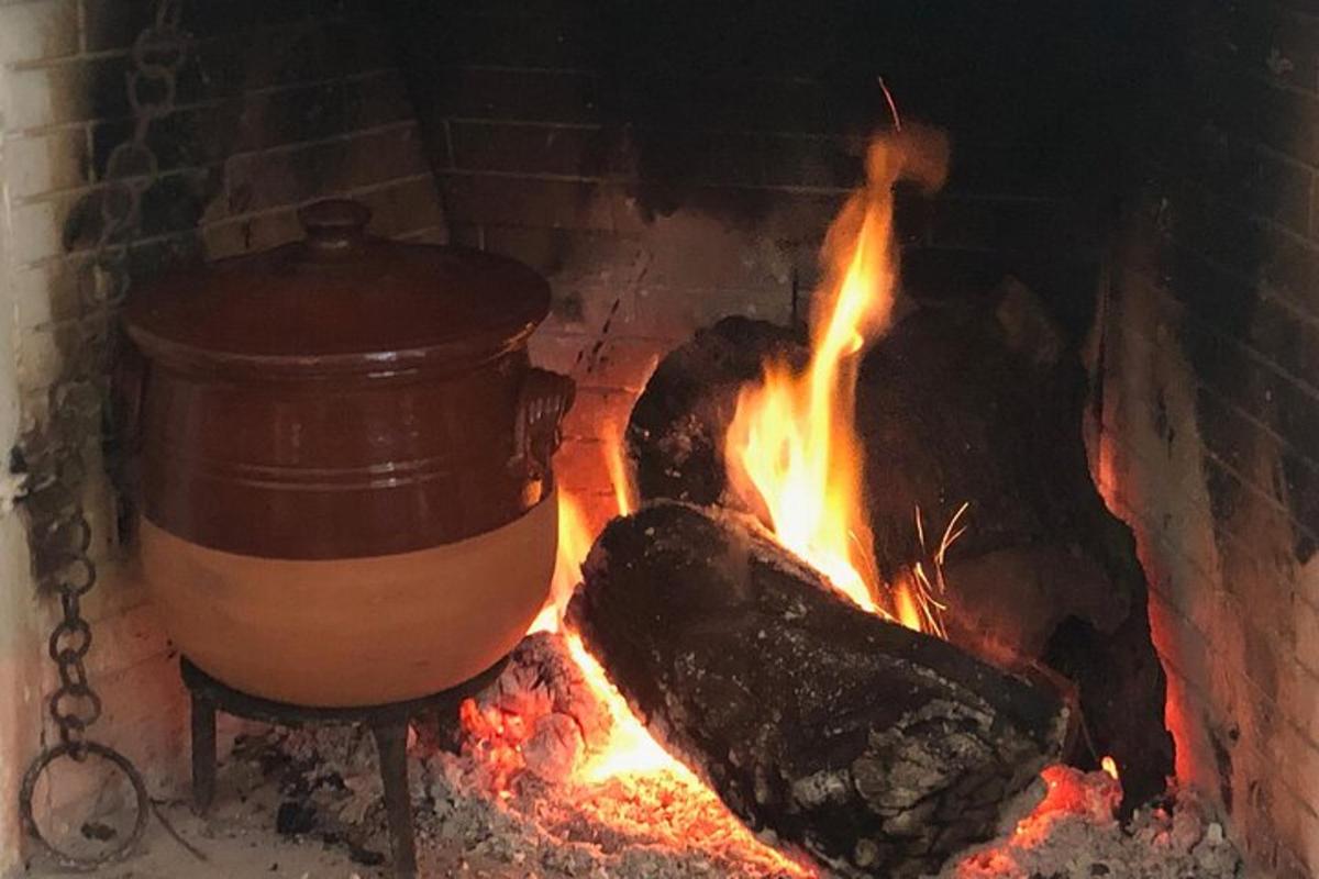 una grande pentola sul fuoco in un camino
