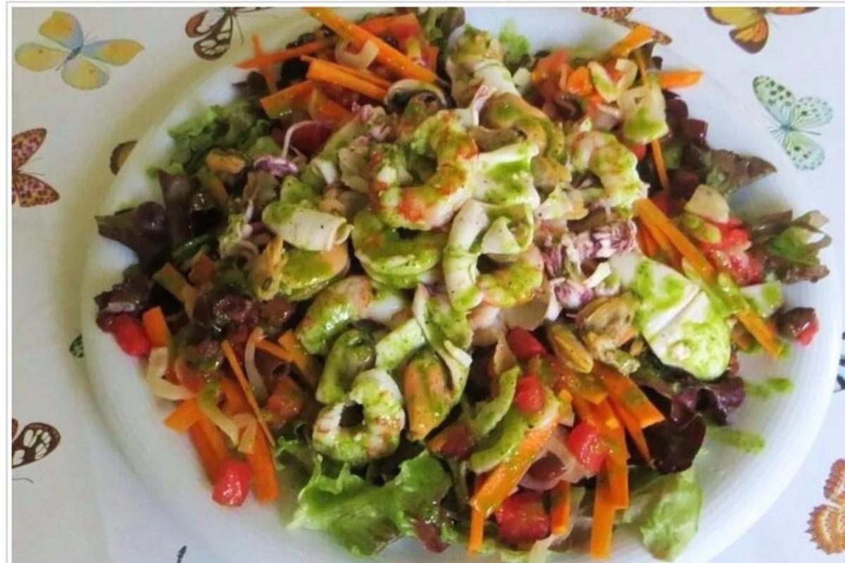 laual taldrik salatit köögiviljadega