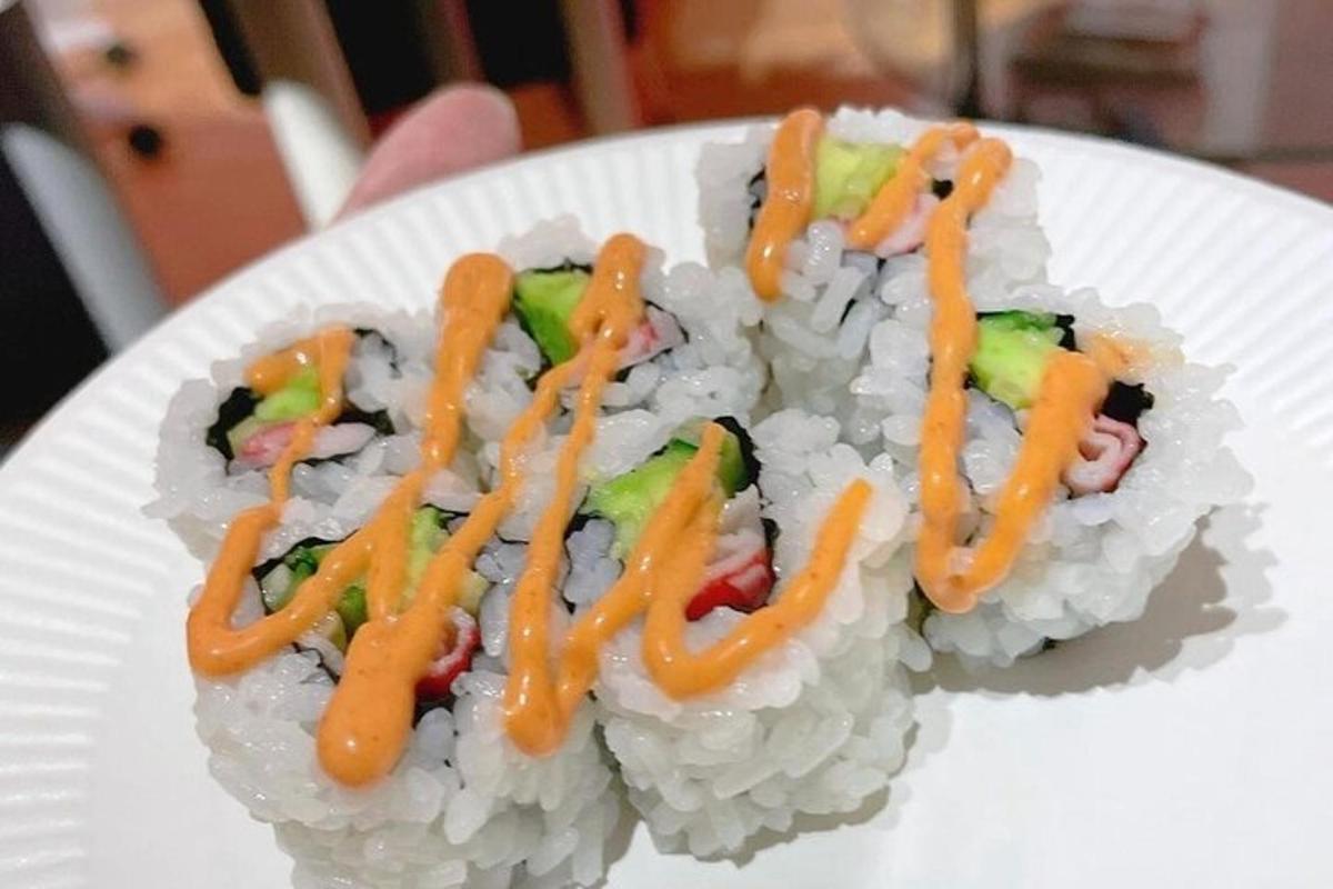 sepinggan sushi putih dengan sos oren di atasnya