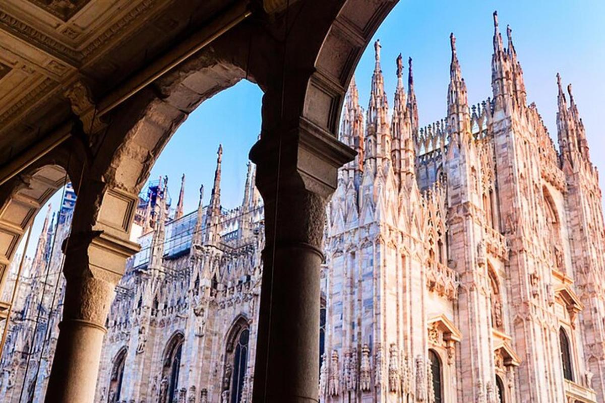 eine große Kathedrale mit einem großen Gebäude mit Türmen