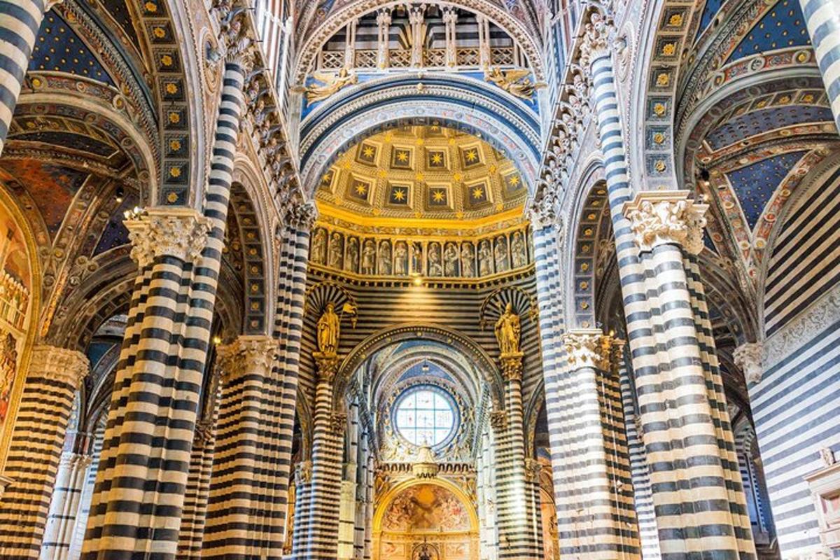 un gran edifici amb sostre i finestra
