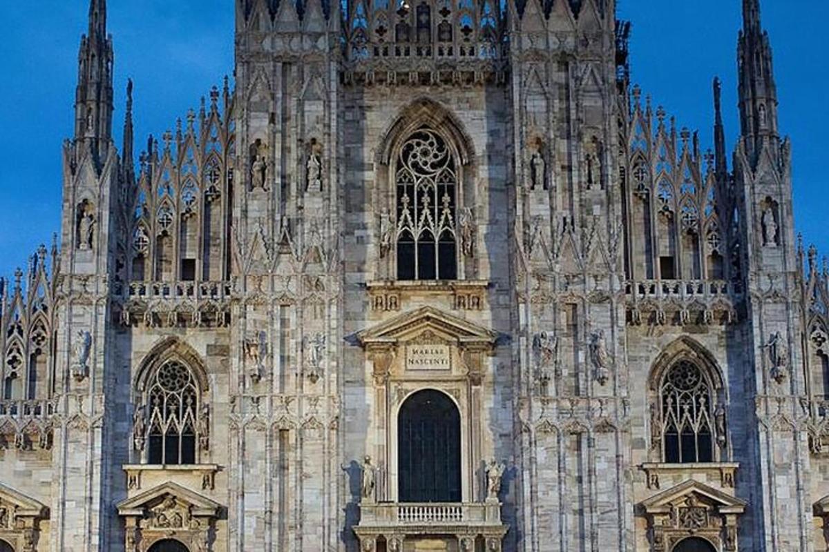 ein großes Kathedralengebäude mit einem großen Turm