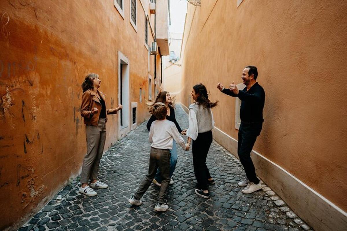 grupp inimesi, kes seisavad alleel