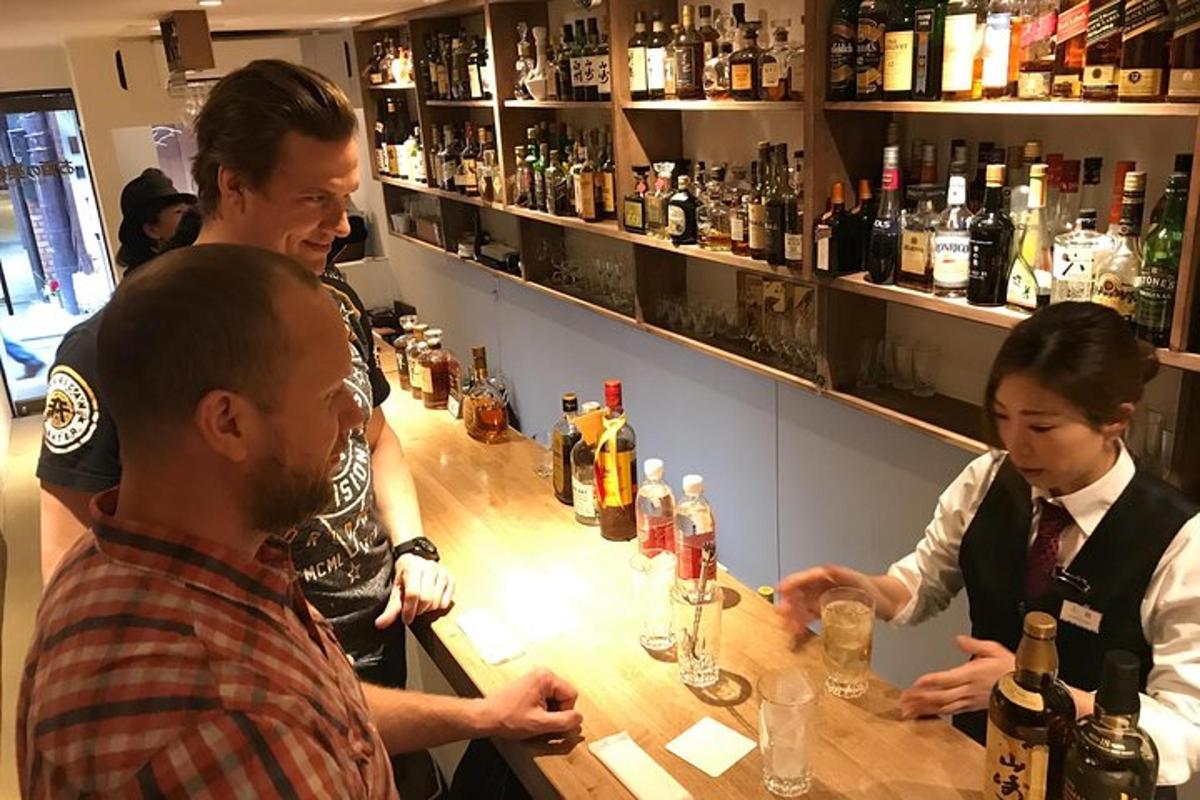 un grup de persones dretes al voltant d'un bar