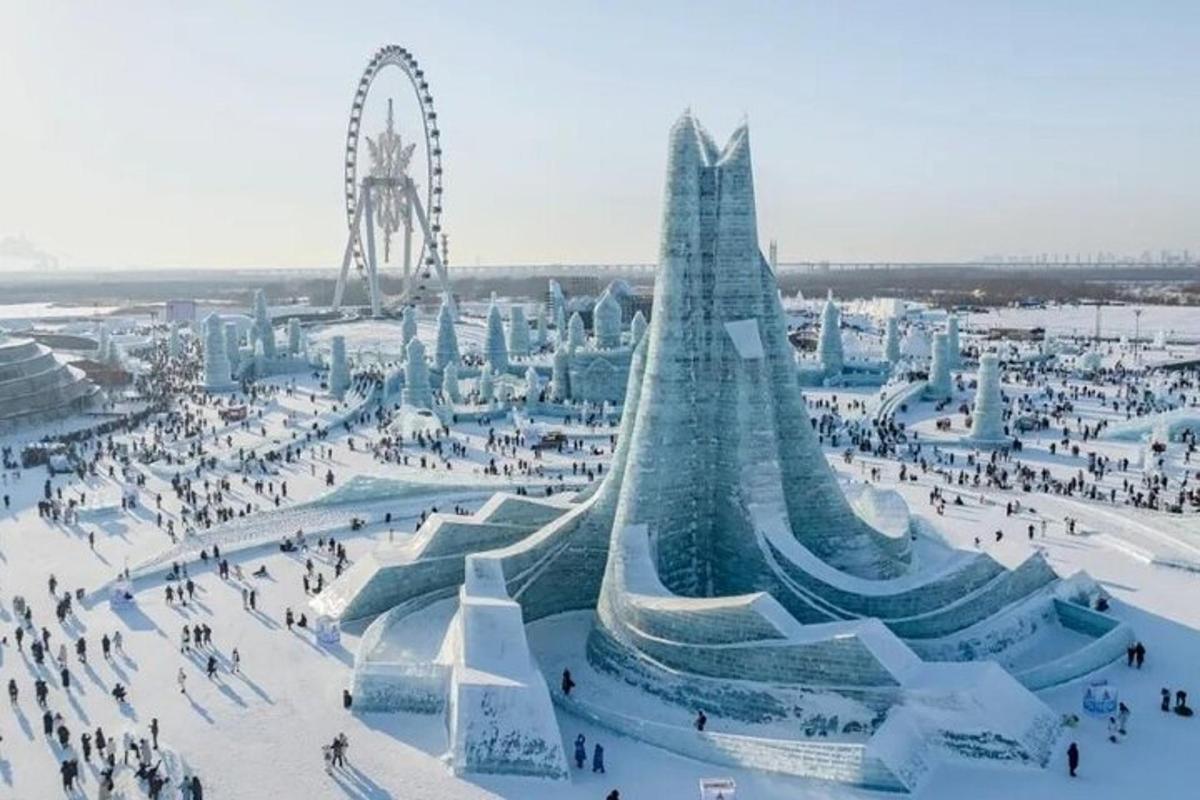eine Menschenmenge, die im Schnee um ein Gebäude herumsteht