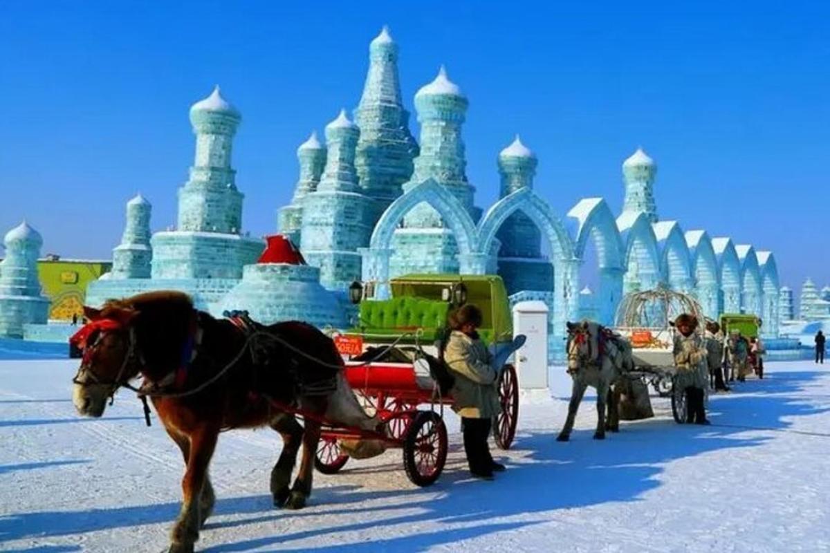 eine Pferdekutsche vor einer Eisskulptur