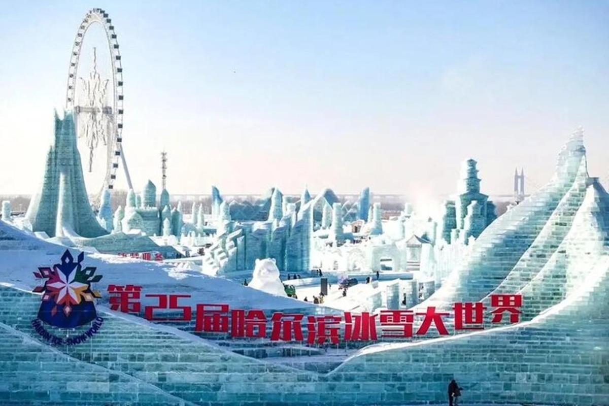 eine Schneeskulptur mit einem Riesenrad im Hintergrund