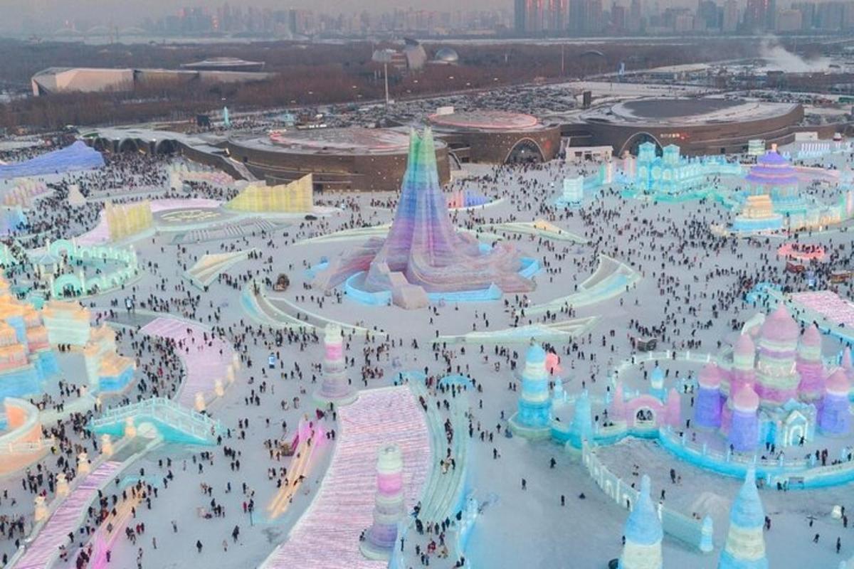 eine große Menschenmenge in einem Eislaufpark