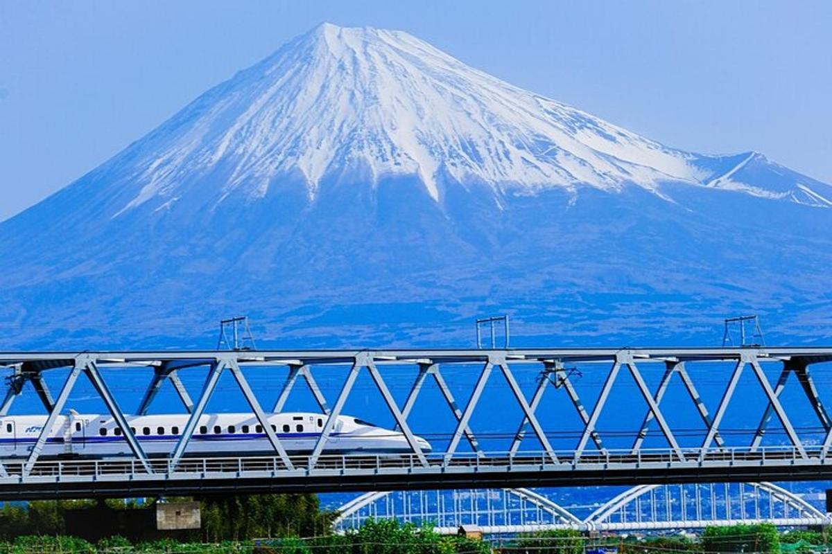 un treno su un ponte di fronte a una montagna