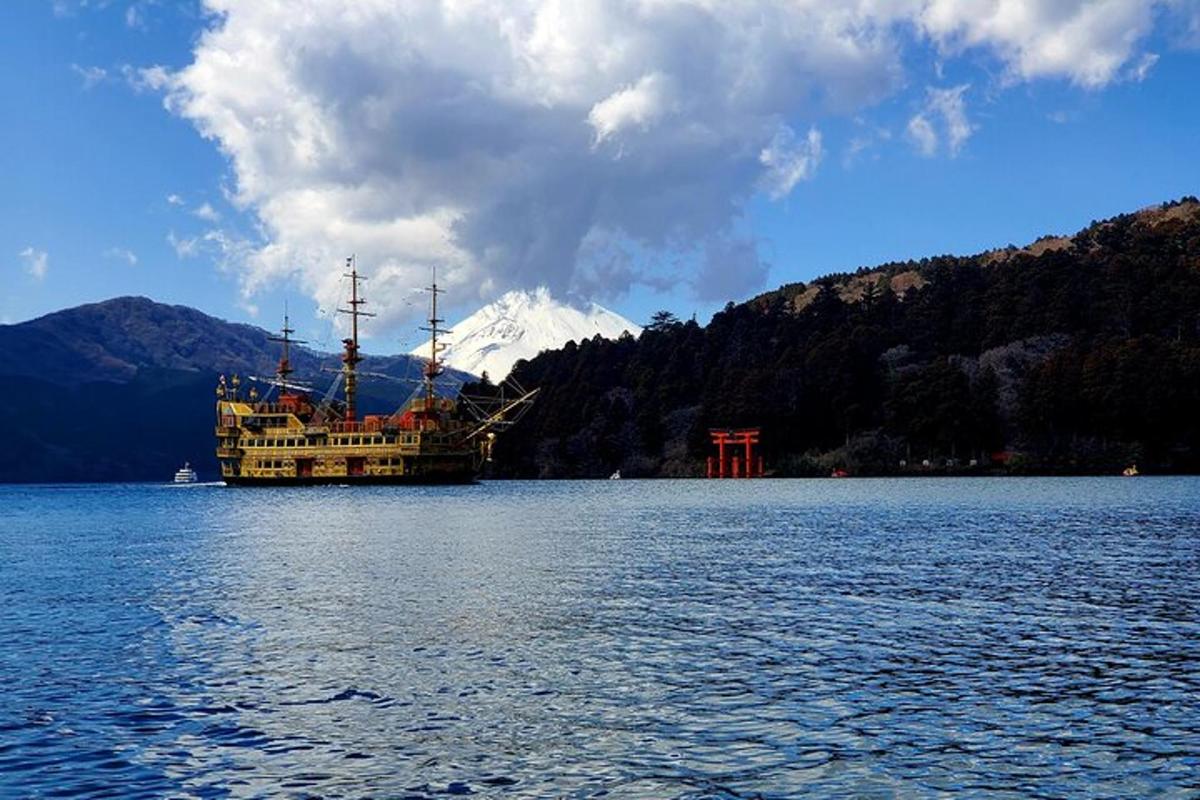 una grande barca seduta in mezzo a un lago