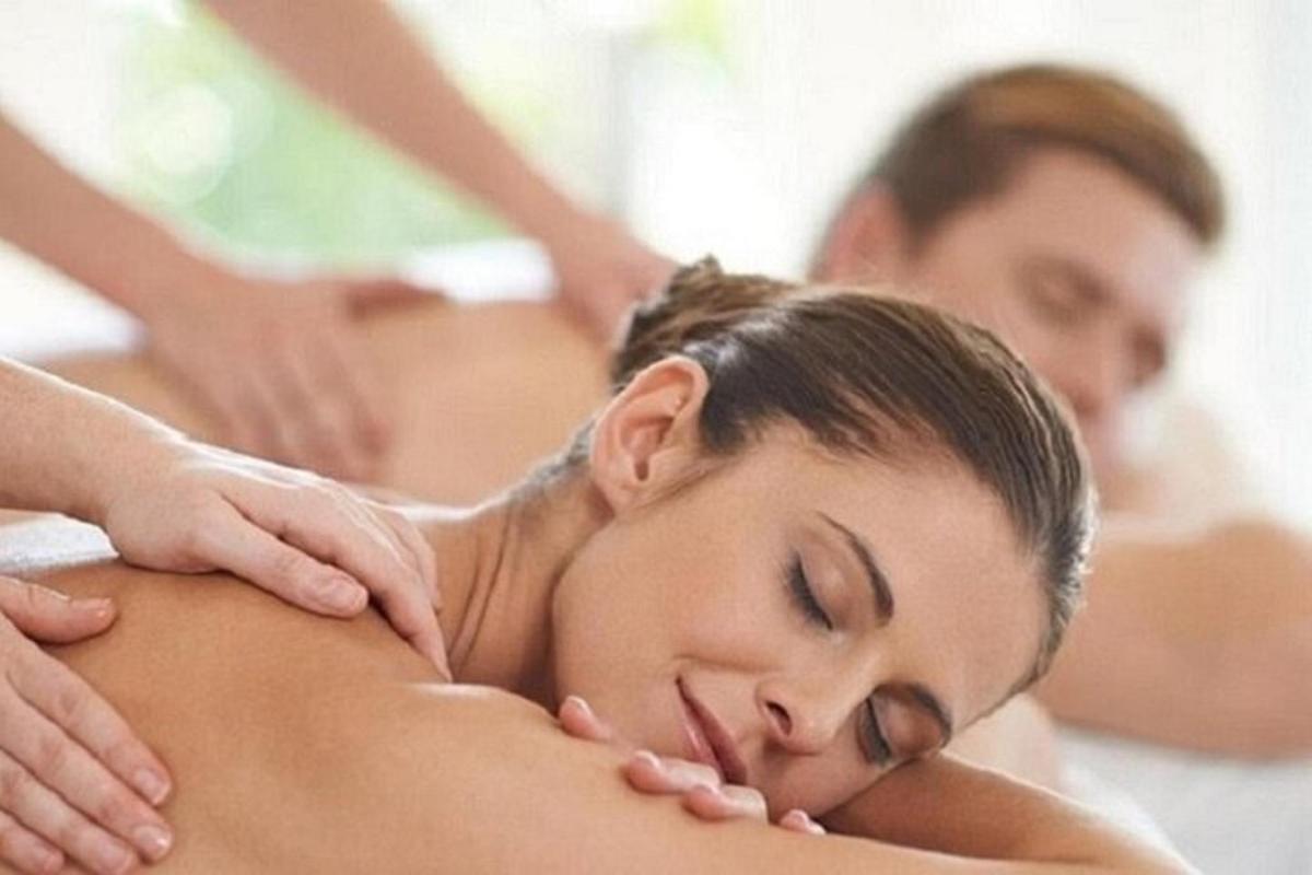 una donna che riceve un massaggio da un uomo