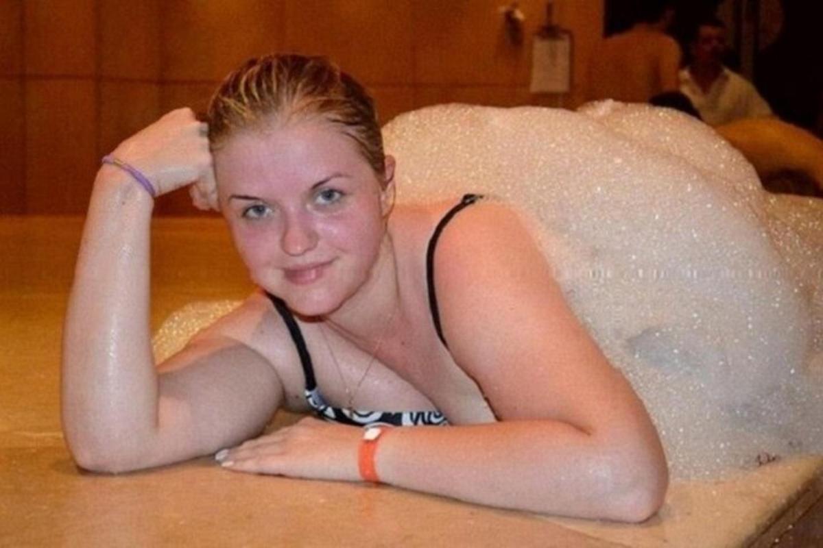 una giovane donna sdraiata in una vasca da bagno