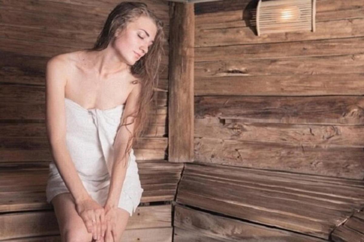 žena u bijeloj haljini sjedi u sobi
