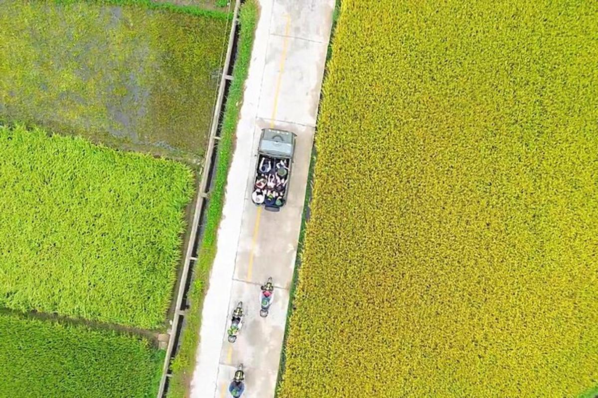 pemandangan dari udara padang dengan kereta diletakkan