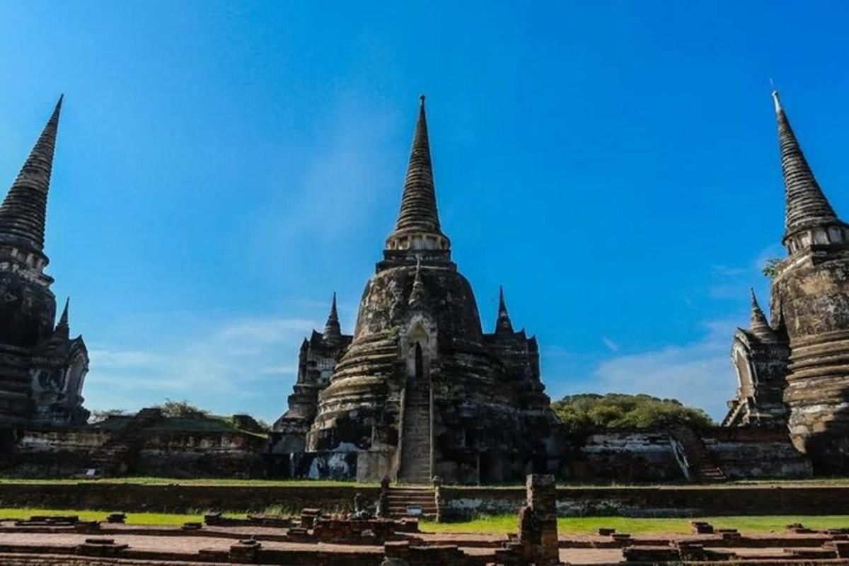 Chrám v provincii Ayutthaya v Thajsku s tromi vežami