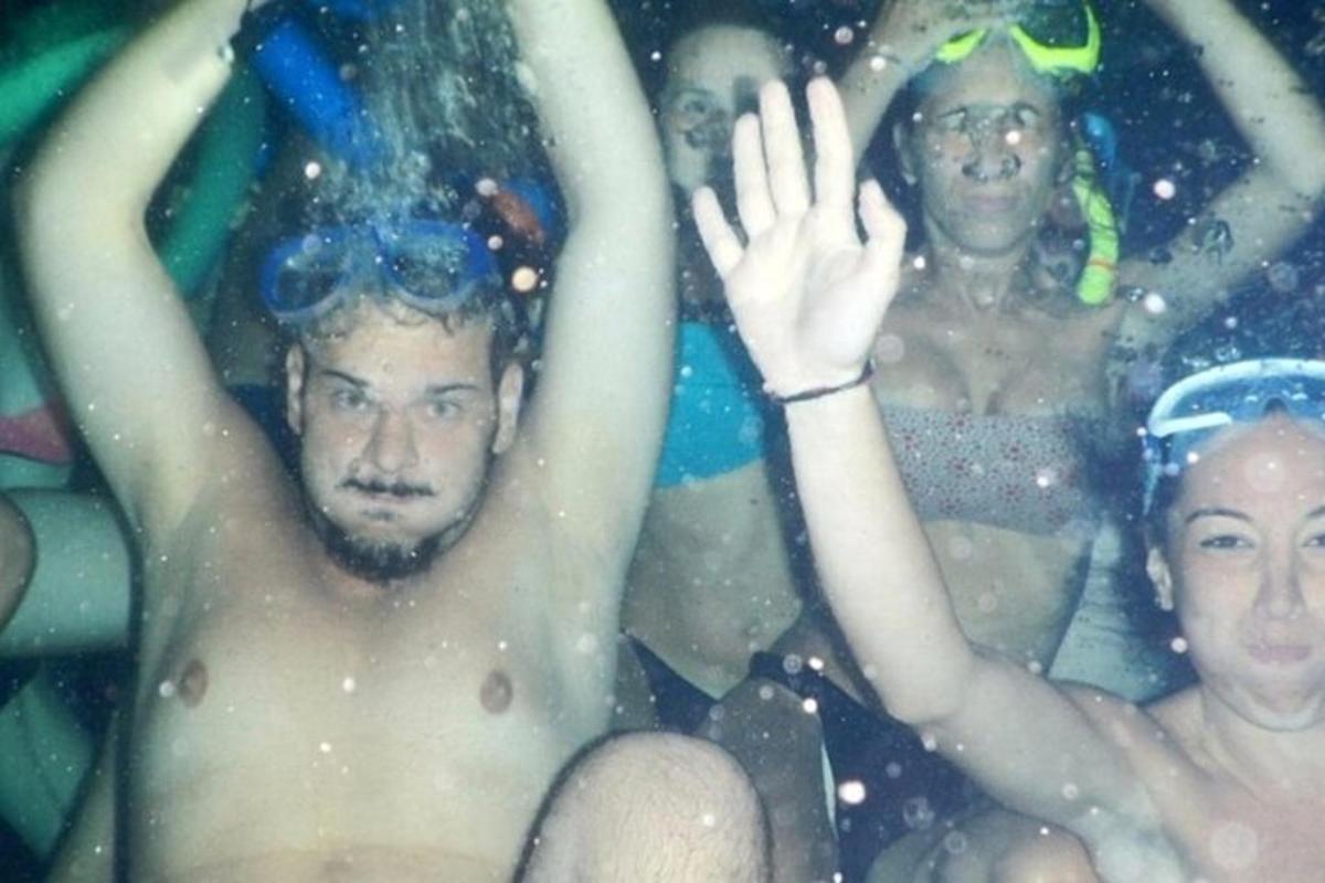 un grup de oameni într-o piscină