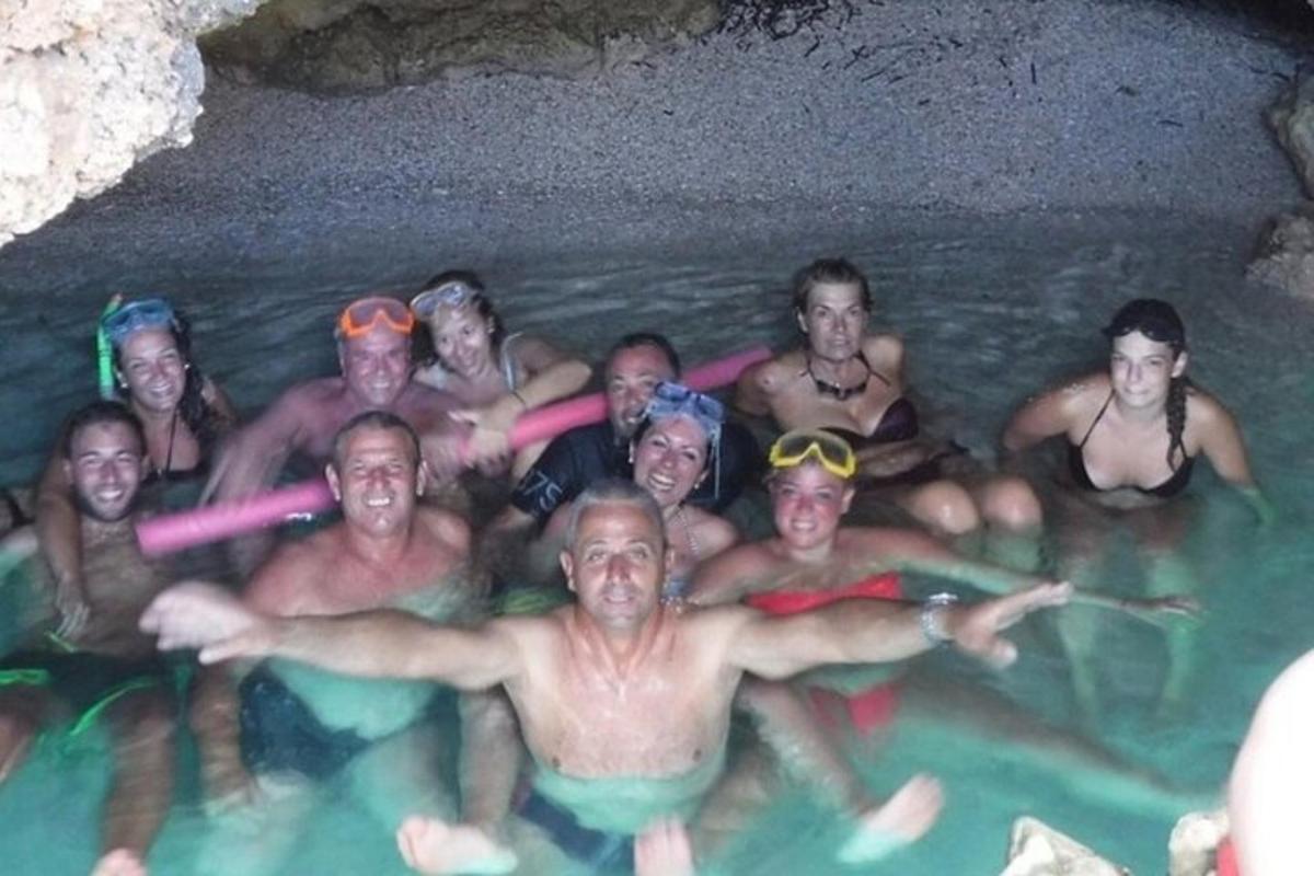 un grup de oameni care pozează pentru o fotografie în apă