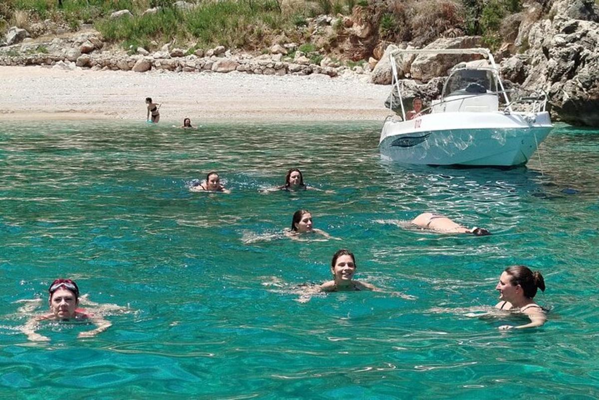 um grupo de pessoas nadando na água perto de um barco
