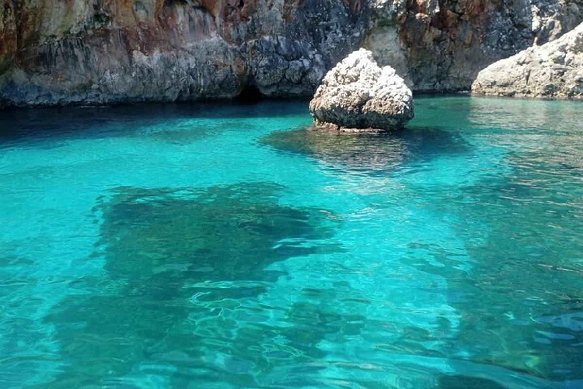 kolam air biru dengan batu di dalamnya