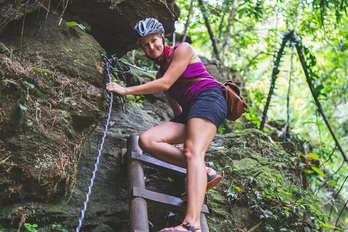 uma mulher está sentada em uma corda na selva