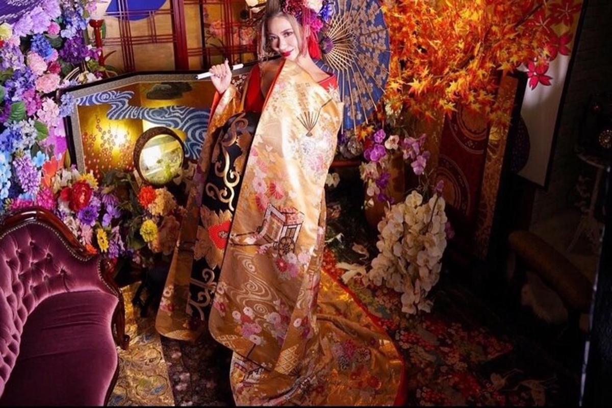 kimonos naine seisab toas