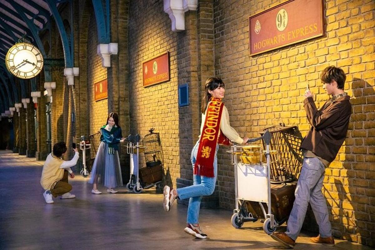 un grup de persones esperant en una estació de metro