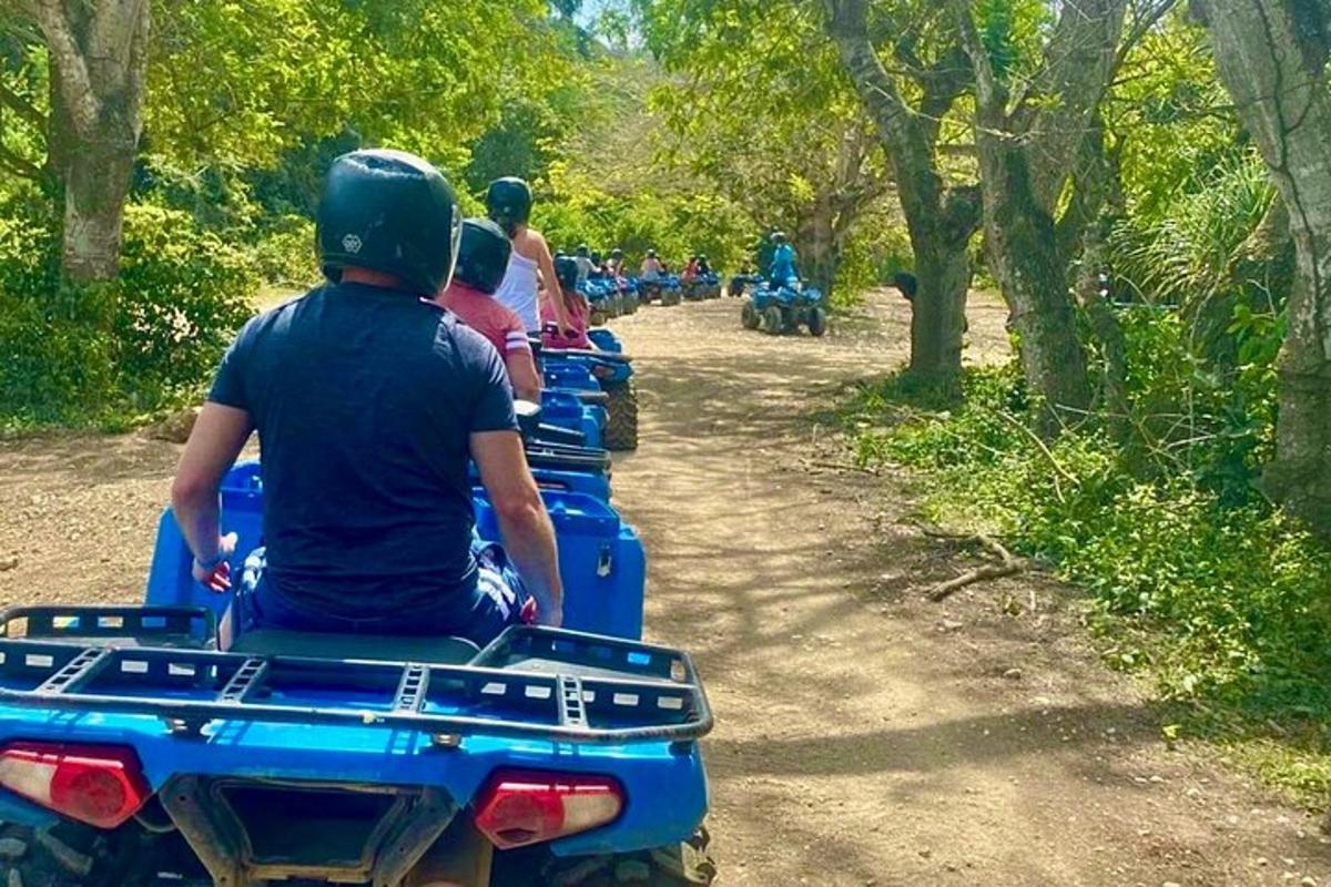 een groep mensen die op motorfietsen over een onverharde weg rijden