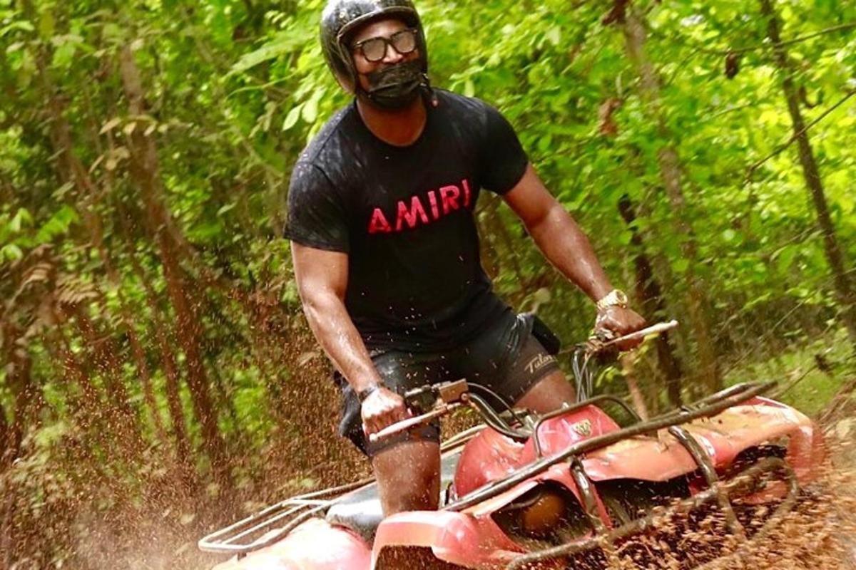 um homem andando de moto na lama