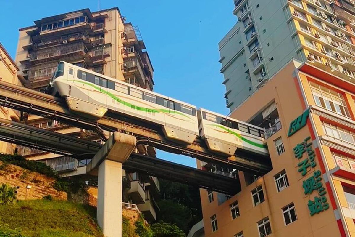 一列火车行驶在一座有建筑物的城市的桥梁上