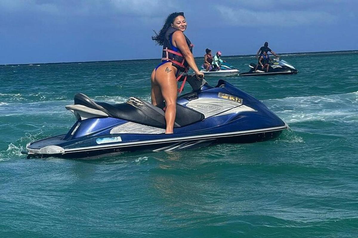 o femeie pe un jet ski în apă