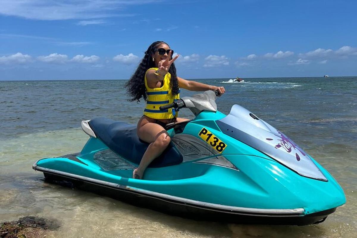 o femeie stă pe un jet ski pe plajă